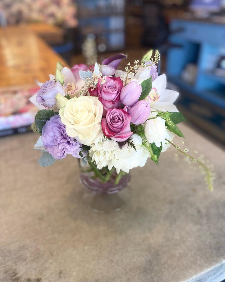 Subscription floral arrangement, a beautiful and thoughtful monthly flower delivery service, offering fresh blooms delivered regularly for all occasions, available in Los Angeles.